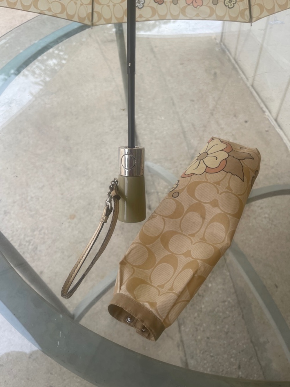 Floral Print Coach Umbrella with storage sleeve - Picture 8 of 10